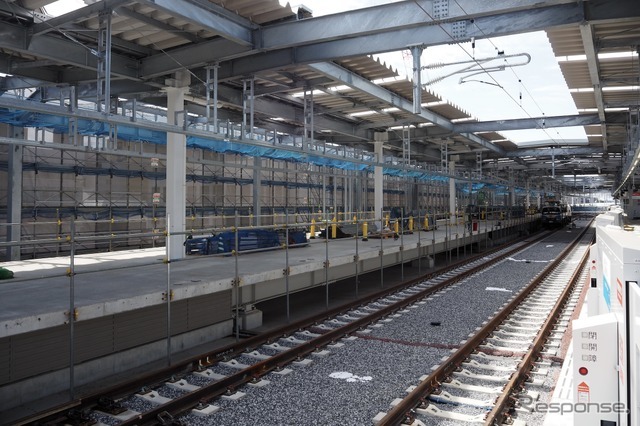 新宿線上り線ホーム（画面右奥が所沢方面）