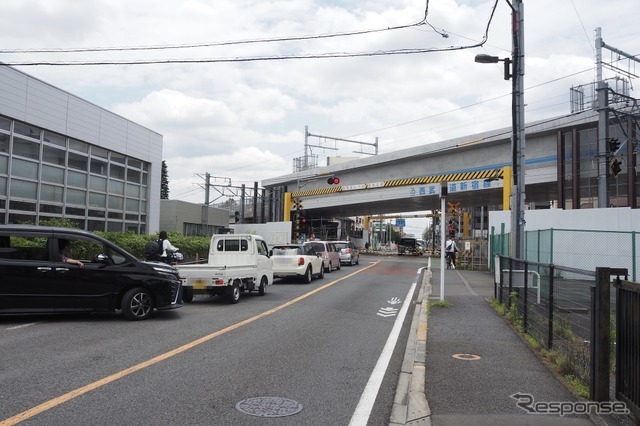 久米川第2号踏切・府中街道。画面右手前が東村山駅
