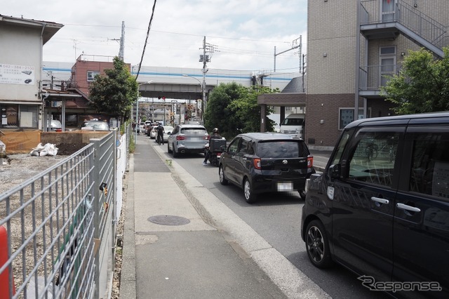 久米川第2号踏切・鷹の道。画面左が東村山駅