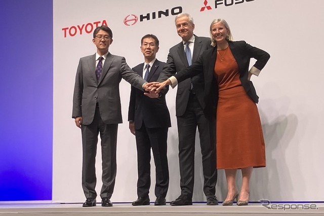 日野と三菱ふそうの統合会見。左からトヨタ佐藤社長、日野小木曽社長、三菱ふそうデッペン社長、ダイムラートラックラドストロムCEO