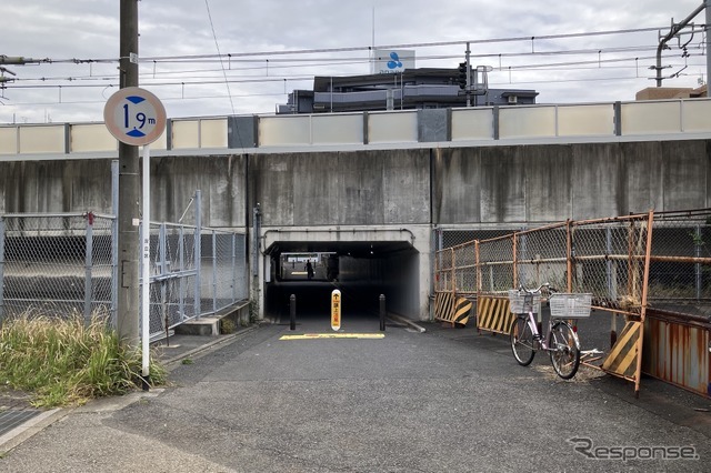 桁下1.9m、千住関屋町のガード