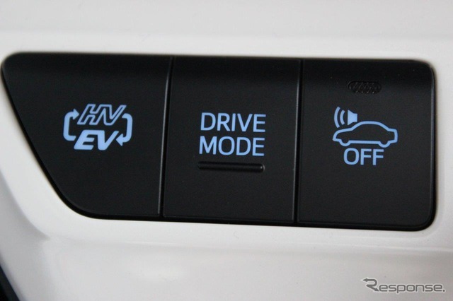 ドライバーが任意で、エンジンよる充電が行えるチャージモードも搭載。左端のEVとHVの切り替えスイッチを長押しするとチャージモードに移行