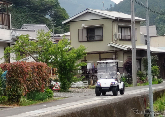 浜松市の中山間地で実証実験をおこなう1人乗りミニカー