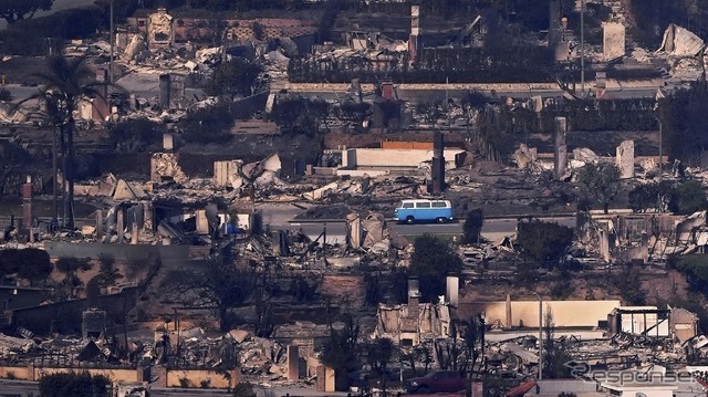 カリフォルニア州で発生した山火事から奇跡的に消失を免れたVW「T2」バス