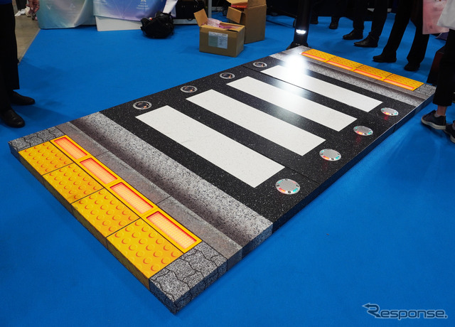 「スマートシティ推進EXPO」に展示されたアトラス埋込型信号機の「埋込型信号」