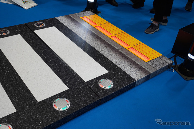 「スマートシティ推進EXPO」に展示されたアトラス埋込型信号機の「埋込型信号」