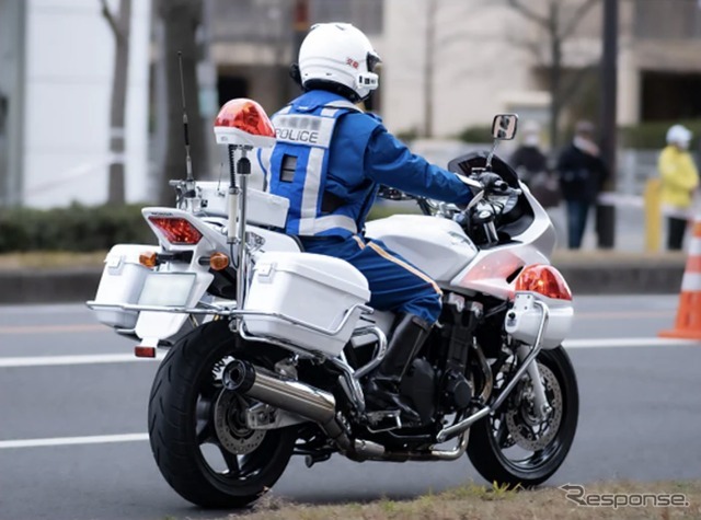 「隼オイル」を採用する大阪府警本部交通部交通機動隊の白バイ