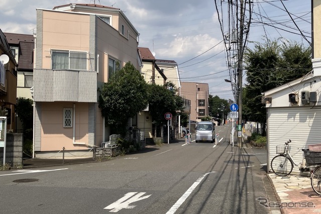 狭い道、制限1.7m！　荒玉水道道路：世田谷区喜多見5丁目。奥が高円寺方面
