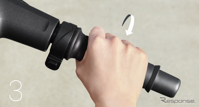 ダイハツ e-SNEAKER：3ステップでお出かけ。（3）ブレーキレバーを離し、アクセルグリップを回して前進する