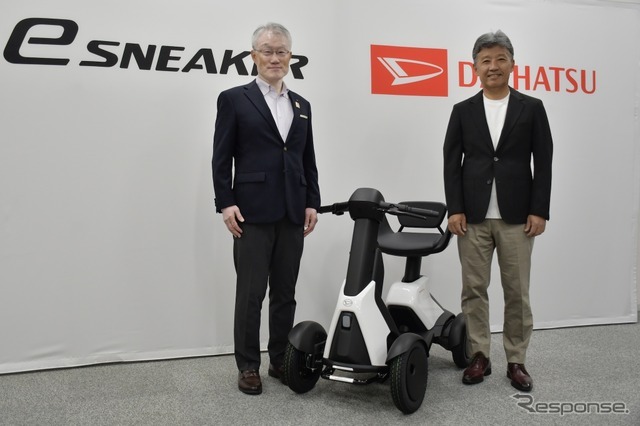 ダイハツ工業の井上雅代表取締役社長（向かって右）と製品企画部プロジェクト責任者、鐘堂信吾氏