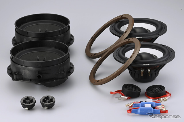 88ピスタから外した純正ユニット（左半分）と、これから取り付けるBEWITH製スピーカー「Reference Duo165S」（右半分）