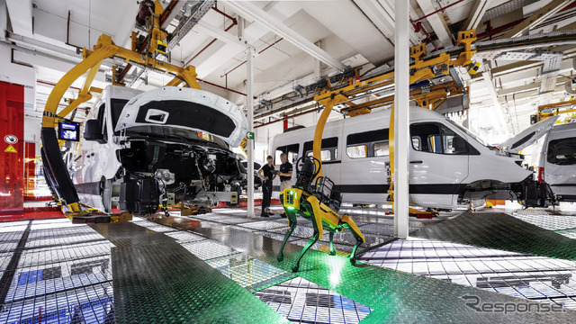 メルセデスベンツが独デュッセルドルフ工場にロボット犬「アリス」導入
