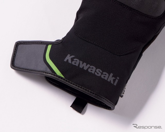 手首部分には「Kawasaki」ロゴ、中綿入りで保温性に優れる。カラー：ブラック