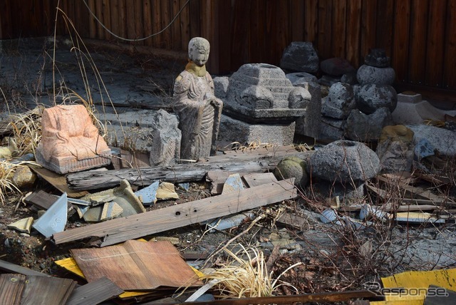 震災で破損した古仏像が西厳殿寺奥之院脇に置かれていた。