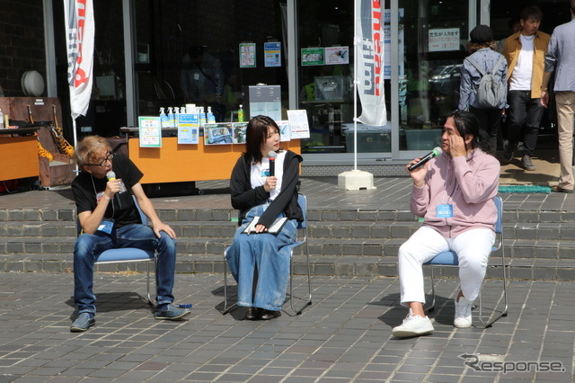 左からチンクエチェント博物館館長の深津浩之さん、同館アンバサダーの山本衿奈さん、自動車ジャーナリストの嶋田智之さんのトークショー