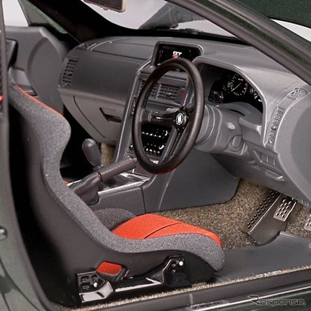 日産『スカイラインGT-R』（BNR34）の1/18スケールミニカー