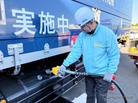 B5軽油を給油する様子