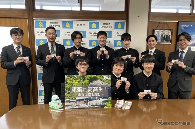 近隣の学校にも不落石を贈呈