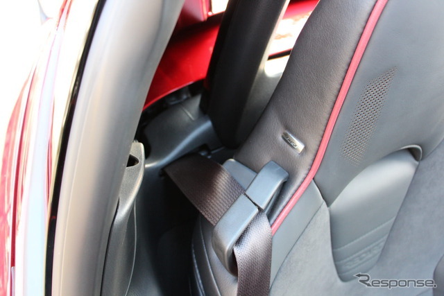 シートベルトインナーをシートの後ろに隠すことで、風切り音を低減している