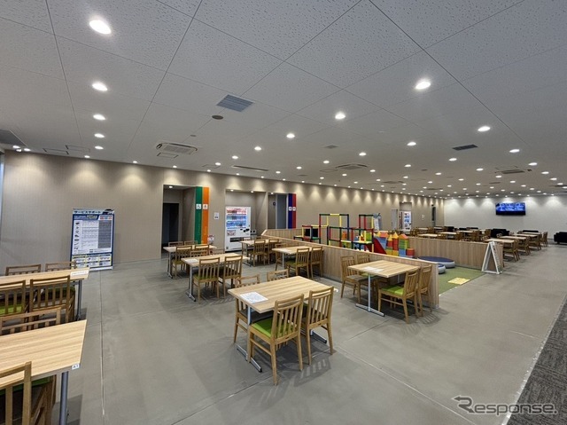 広々とした商談スペース。キッズスペースも完備