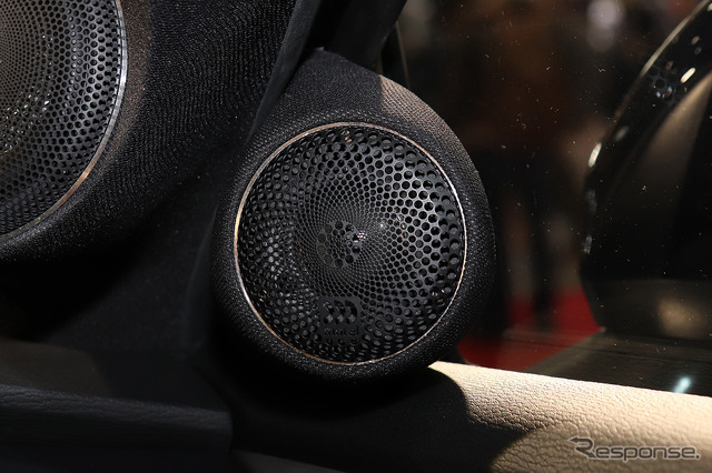 市販カースピーカーの装着例（モレル＆アークオーディオ デモカー）。