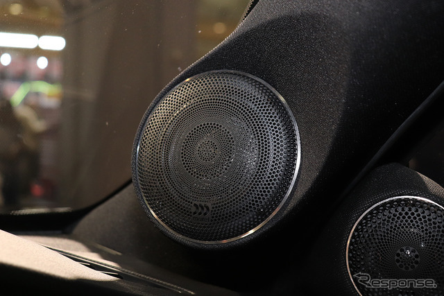 市販カースピーカーの装着例（モレル＆アークオーディオ デモカー）。