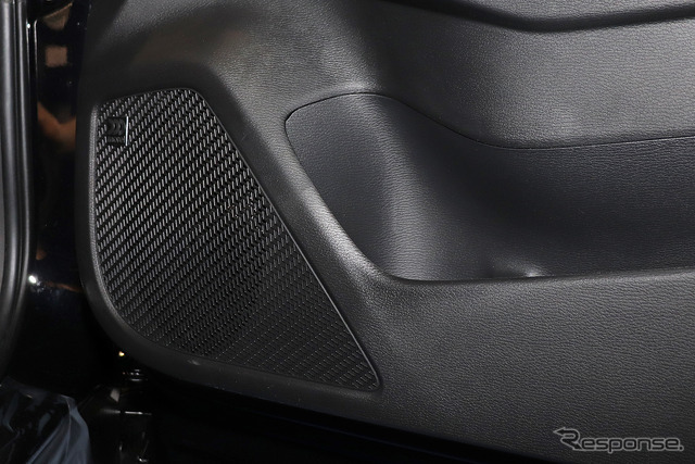 市販カースピーカーの装着例（モレル＆アークオーディオ デモカー）。