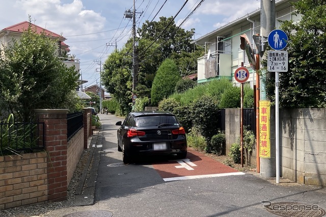 狭い道！ 制限1.5mの都道11号、画面奥～左手前