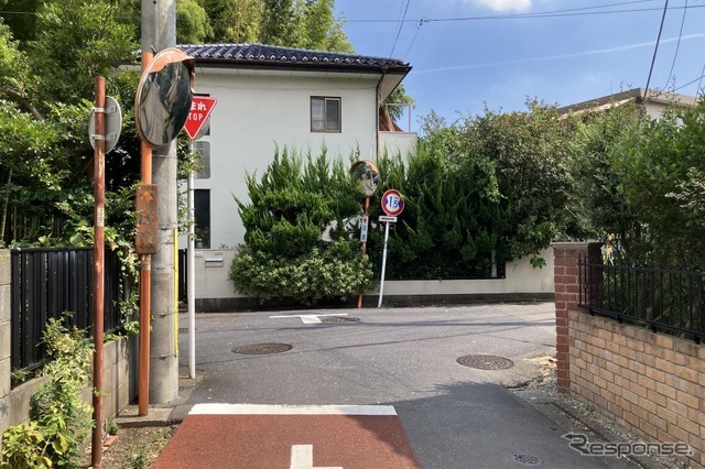 狭い道！ 制限1.5mの都道11号、画面手前～右折