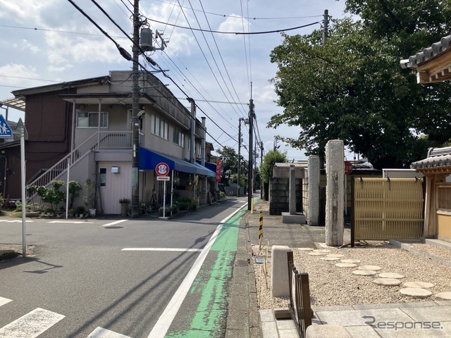 狭い道！ 制限1.5mの都道11号。右が知行院