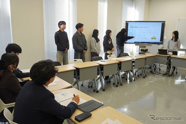 企業関係者へプレゼンテーションをする学生