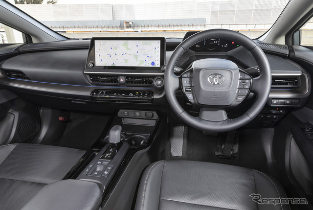 「カープレイ」に対応した純正メインユニットが搭載された市販車のインテリアの一例（トヨタ・プリウス）。