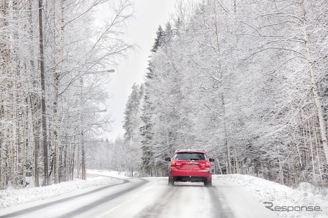 雪道での運転（イメージ）