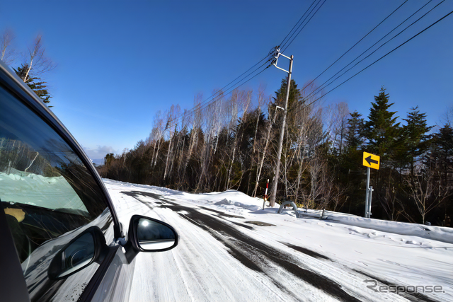 雪道での運転（イメージ）