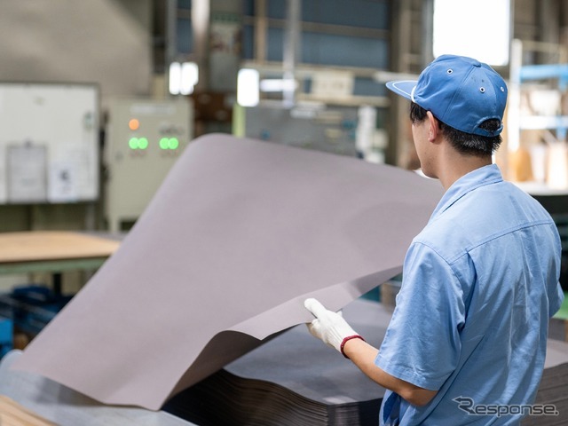 自動車部品材の廃材から生まれた紙のゴミ箱「KAMIKA BIN」