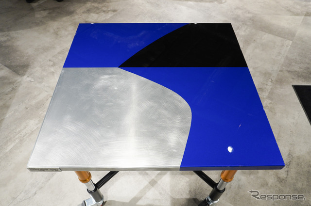 塗装テーブル（R25モデル）のデザインはR25のデザインスケッチがモチーフ