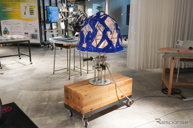 本物の4ストロークエンジンの機構を搭載した「ギアチェーン照明」