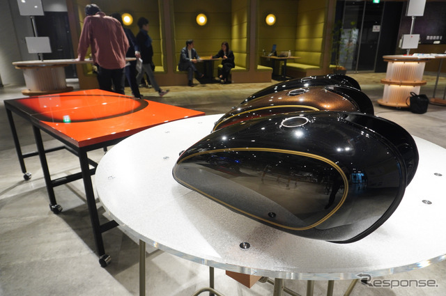 「サンバースト塗装」が施されたヤマハ SR400のタンク