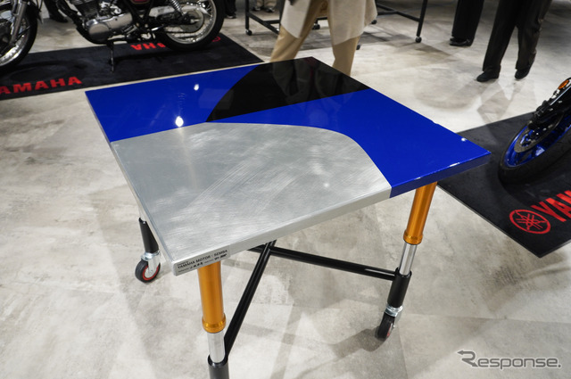 塗装テーブル（R25モデル）のデザインはR25のデザインスケッチがモチーフ