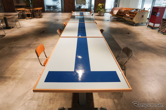 FRPプールの廃材からできたテーブルの天板