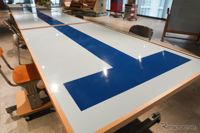 FRPプールの廃材からできたテーブルの天板