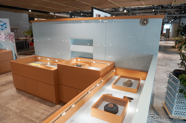 ベンチやホワイトボードもFRPプールの廃材からできている