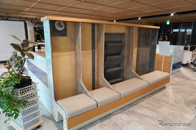 ベンチやホワイトボードもFRPプールの廃材からできている