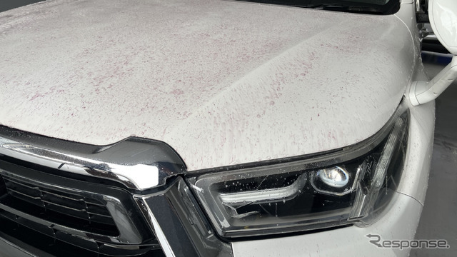 ハイラックス（令和3年式）のボディにスプレーした直後の様子。鉄粉の量に応じて、変色の度合いが変わる。