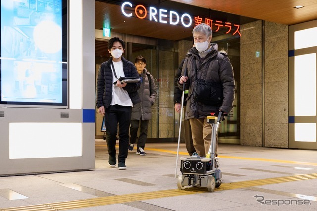 盲導犬の役割を担い、安全な道を案内する安心同行支援型ナビゲーションロボット