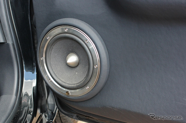 「カーオーディオ・プロショップ」にて製作されたオーディオカーの一例（製作ショップ：ウェイブトゥポート＜鳥取県＞）。