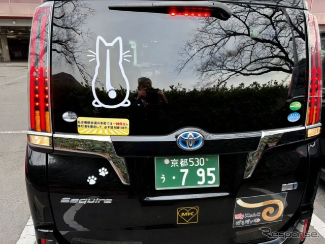 MKねこタクシーの後部の猫装飾