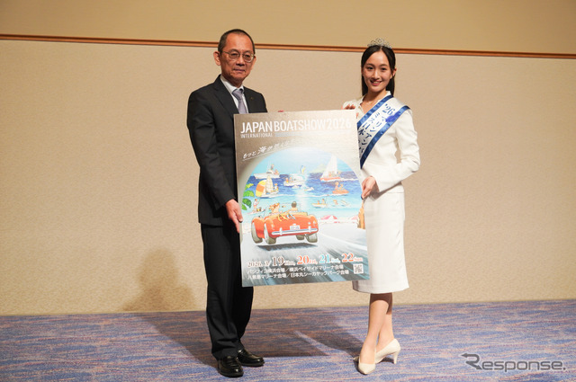 日本マリン事業協会の渡辺克明会長（左）とマリンアンバサダーに就任した野口絵子さん（右）