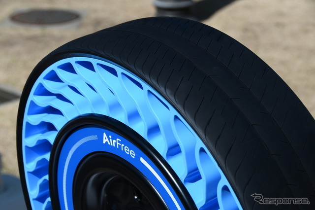 トレッドはかなり薄い印象だが、青い樹脂部分も適度な柔らかさがあり、ショックを吸収する