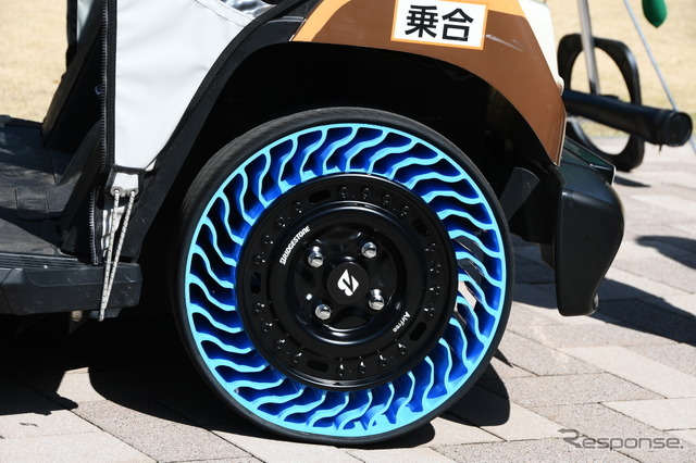 荷重が掛かると青い樹脂部分が変形する